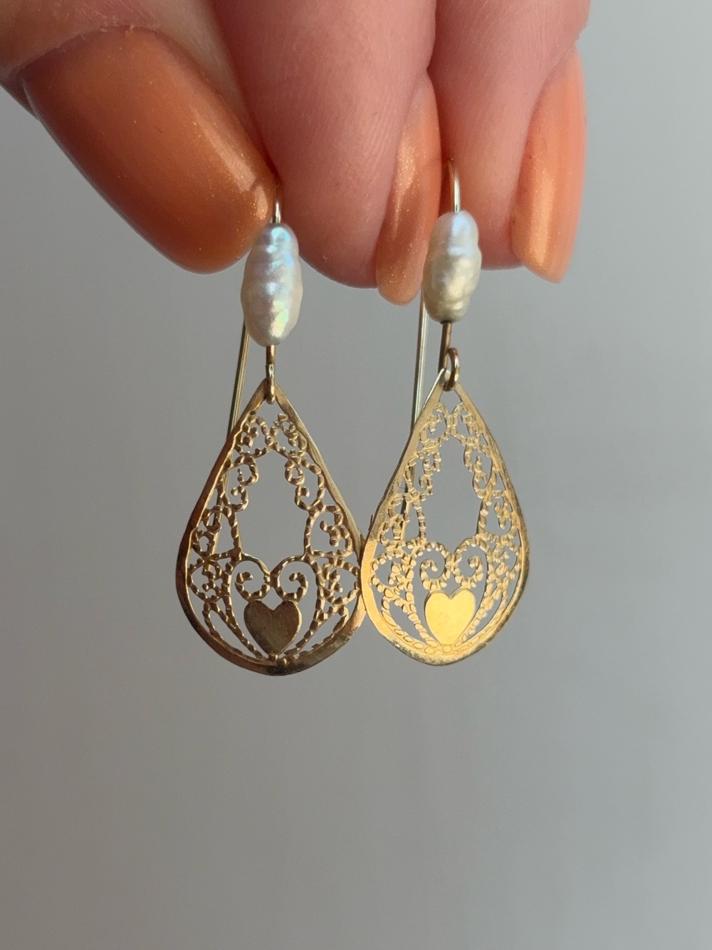 14k Gold Vintage Rice Pearl Filigree Heart Dangle Hook Earrings - Picture 3 of 7